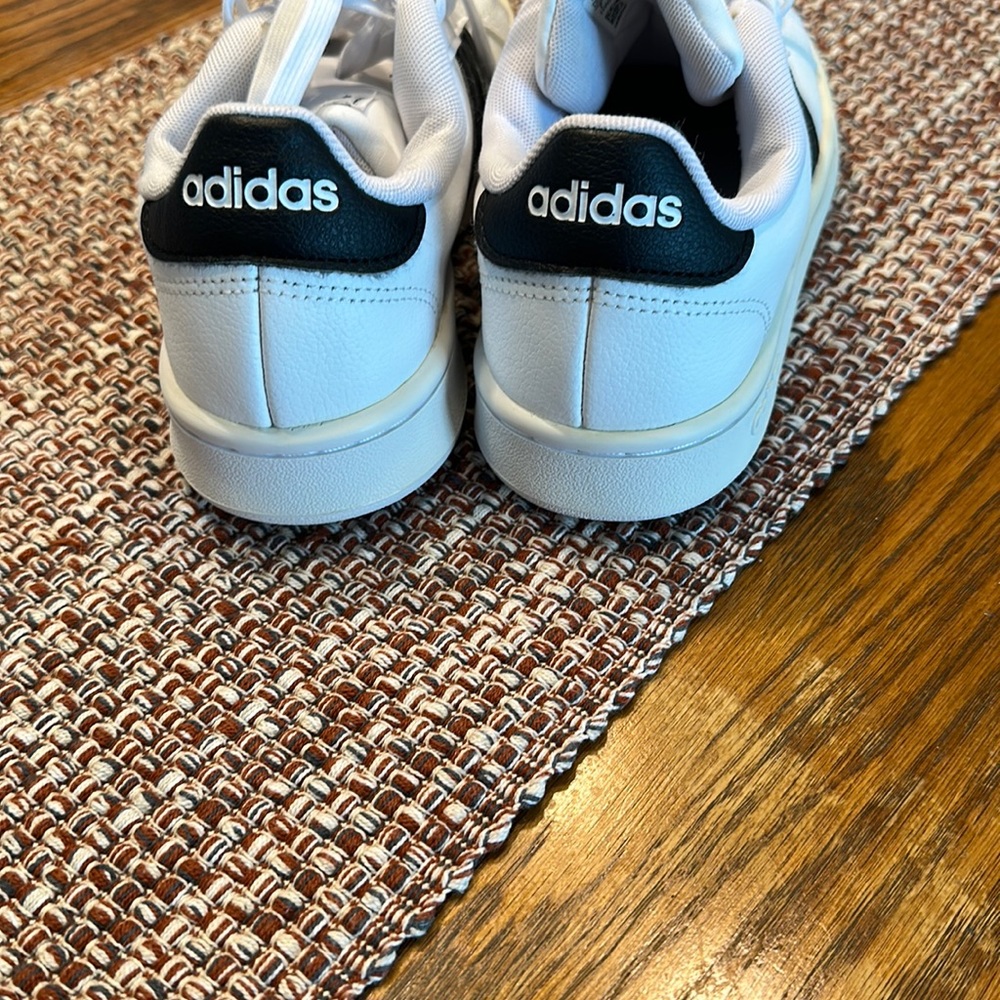 Women’s Adidas shoe size 7